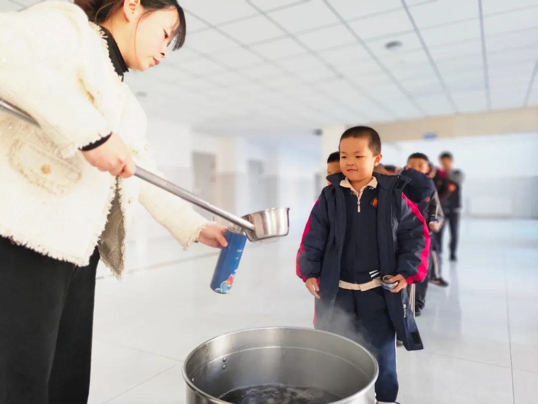 少林友谊学校为师生熬制预防感冒药茶
