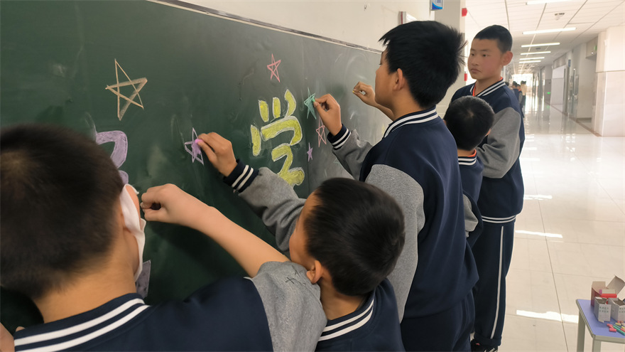 绘雷锋精神 展校园风采|少林友谊学校开展“学雷锋”主题板报创作活动
