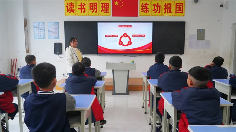 德法润心 双向育人｜少林友谊学校开展学雷锋与法治教育主题课堂活动