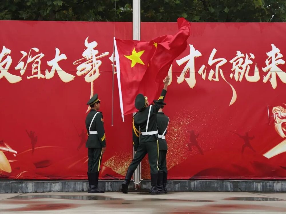 筑牢安全防线 潜心备战期中｜少林友谊学校举行周一升旗仪式暨荣誉表彰