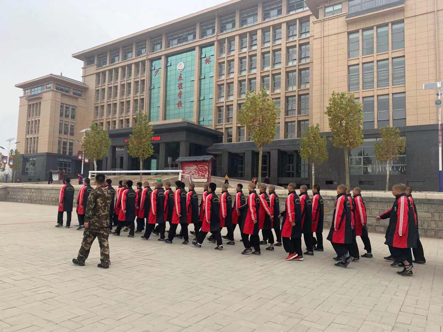 [少林友谊学校]规范升旗 强化爱国主义教育(图3)